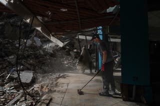 صاحبان کافه الروح در اولین روز از آتش بس تازه اعلام شده بین اسرائیل و لبنان در 17 آوریل، آوارهای ورودی خود را در محله ضحیه تمیز می کنند.